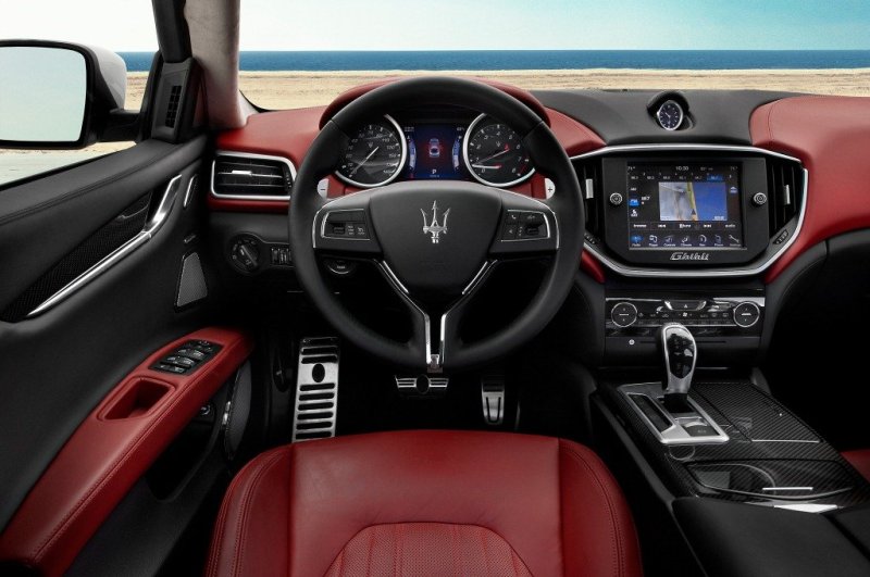 В приборном кластере два крупных циферблата, а по центру передней панели красуются фирменные часы Maserati