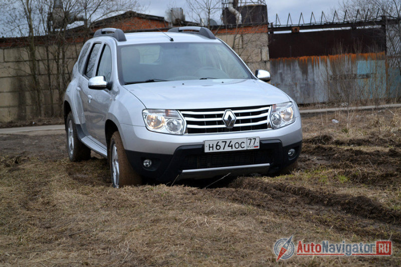 Сухой проселок с ямами, кочками и выбоинами – не проблема, но на раскисшей поверхности моноприводный Duster также бессилен, как и обычная легковушка