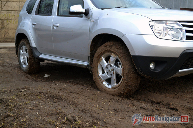 Даже зимняя резина не способно полноценно заменить внедорожную. Грязь забивает протектор моментально, а прочистить его с помощью пробуксовки не дает неотключаемая ESP
