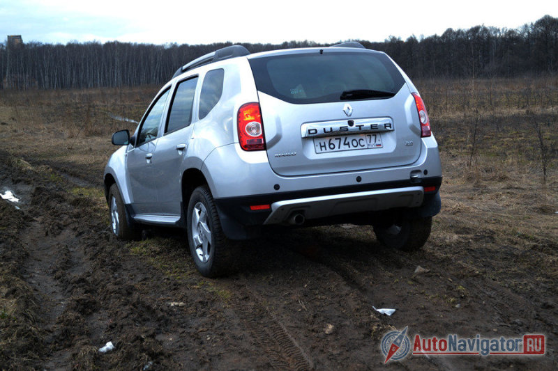 Переднеприводный Duster моментально застрял на первой же ямке. Будь у него полный привод, задние колеса вытолкали бы перед, а так пришлой искать камни, доски, ветки и все, что  могло бы помочь выехать. Благо высокий клиренс и хорошая геометрическая проходимость помогли не сесть на передний бампер