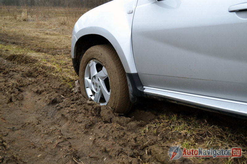 На фотографии всей проблемы не видно, в действительности на мягком грунте передние колеса под тяжестью двигателя моментально провалились и вырыли ямку. Протектор забился, и по скользкой глине машина уже не могла выехать ни назад, ни проехать вперед
