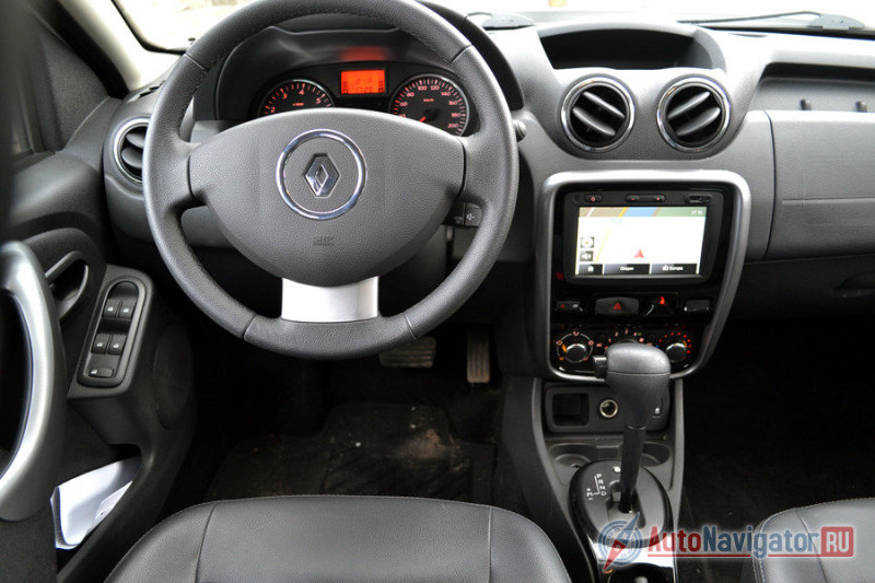 Интерьер очень простой и спокойный. Никаких лишних кнопок. Навигация, мультимедиа и радио управляются с помощью системы R-link. Полочки сверху приборной панели очень кстати для хранения мелочей, типа мелочи, карточек, мобильников и ключей. Именно таких простых вещей порой сильно не достает в больших люксовых седанах