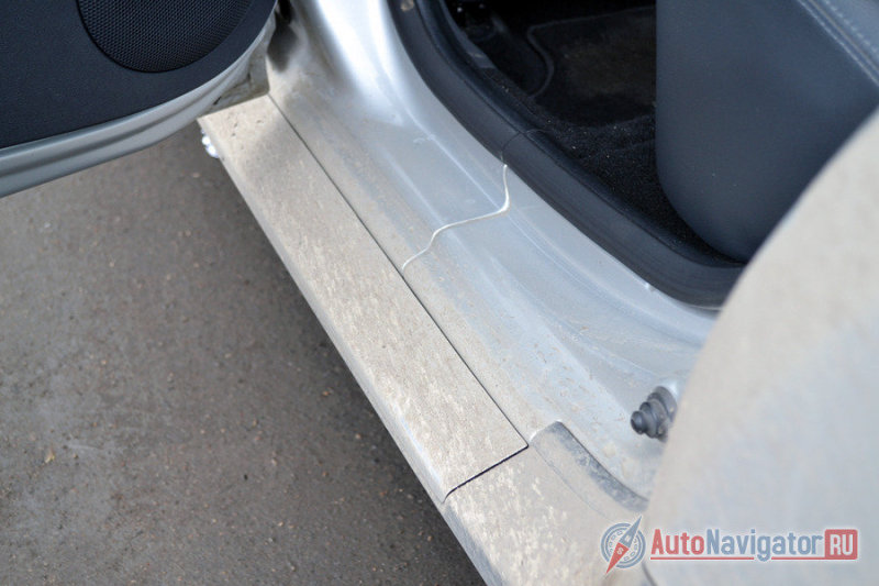 Широченные накладки на пороги не оставляют шансов оставить брюки чистыми