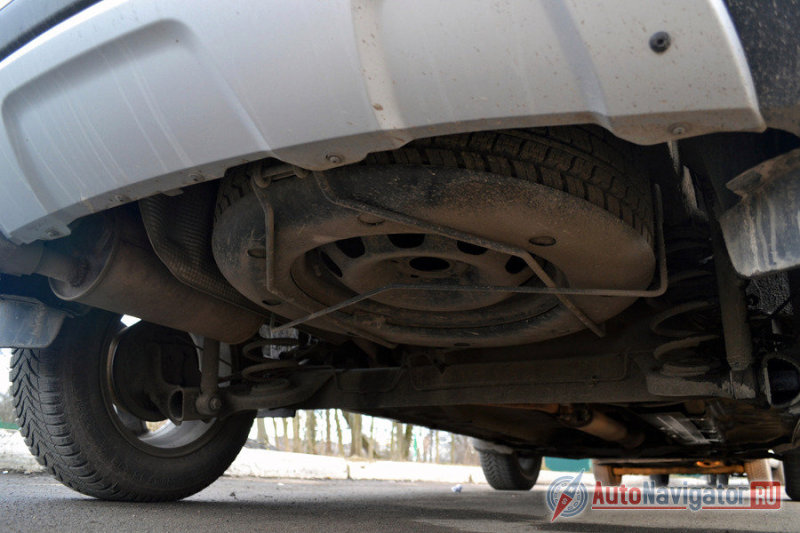 Запаска не под полом, как у легковушек, а внизу под днищем. С одной стороны в случае прокола не придется вытаскивать все из багажника, с другой стороны – чистым остаться не получится