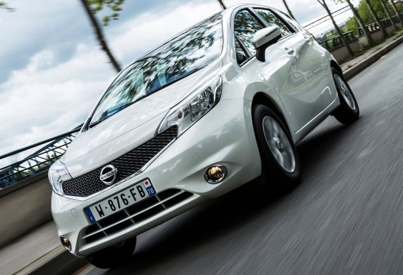 Внешне Note II разительно отличается от предшественника, он может похвастаться красивой ячеистой радиаторной «пастью», светотехникой замысловатой формы и поджарым «задком»