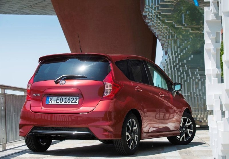 Для автомобиля предлагаются бензиновые моторы мощностью 80 и 98 л.с., а также 90-сильный дизель, расходующий всего 3.6 литра топлива на 100 км пробега. Силовые агрегаты доступны с МКПП и «автоматом»