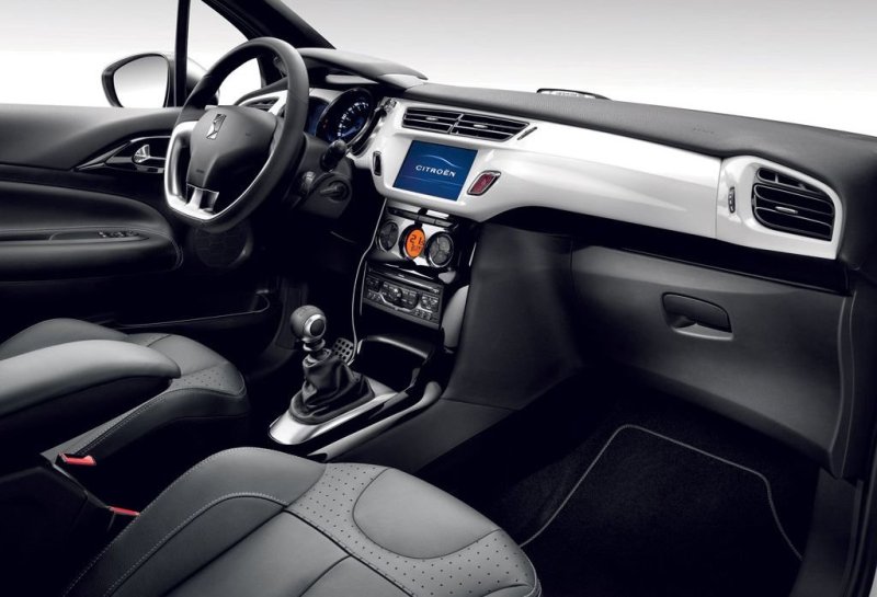 Пересекающая приборную панель и объединяющая окошки вентилятора и бортовой компьютер линия может быть выполнена в одном из 8 возможных цветовых решений