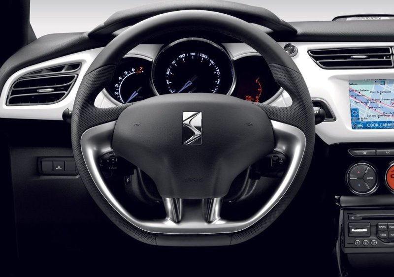 Салон автомобиля отличается оригинальным стилем, который подчеркнут качественными материалами отделки