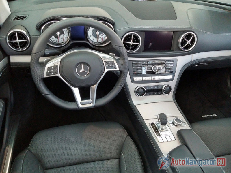 Трехспицевое многофункциональное спортивное рулевое колесо с гальванизированным покрытием спиц, усеченное снизу, вызывает ассоциации с автоспортом