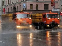 Автотрассы Москвы чистят более 5 тысяч единиц спецтехники