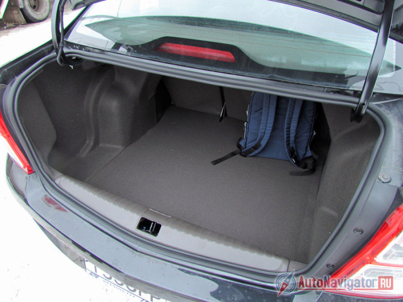 Из эргономических просчетов – неудобство пользования багажником. Причина в происхождении «Кобальта». Автомобиль мыслился в первую очередь для малоразвитых рынков Южной Америки. Открыть крышку возможно только ключом: кнопкой на его корпусе или механическим отпиранием замка