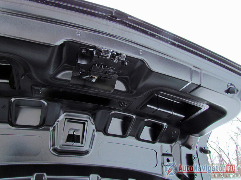 Зато объем свободного места солидный – 545 литров, но внутренняя отделка – посредственная, а крышка багажника лишена ее вовсе