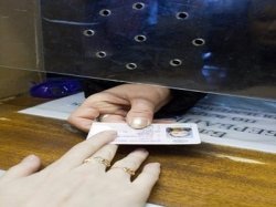 В Крыму начали выдавать российские водительские удостоверения