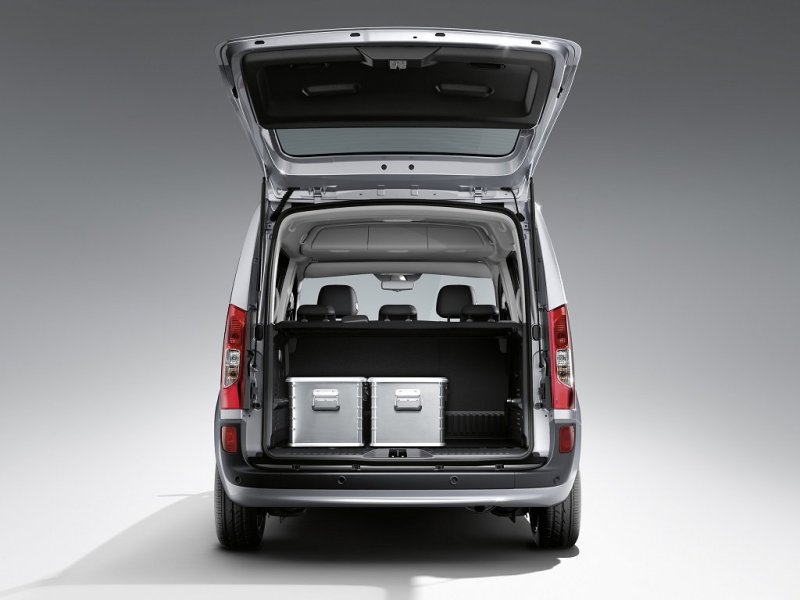 Объем багажного отделения в минимуме равен 685 литрам