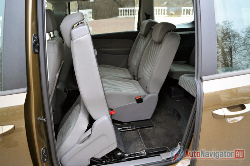 Средний ряд сидений складывается легко, но механически. Проем получается достаточный даже для взрослого. А благодаря высоте машины, пригибаться приходится не очень сильно