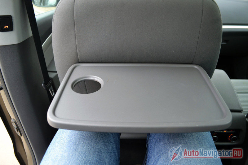 Чтобы сложить или разложить столик, нужно куда-то деть коленки. Детям в этом плане проще, а взрослым придётся выходить из машины