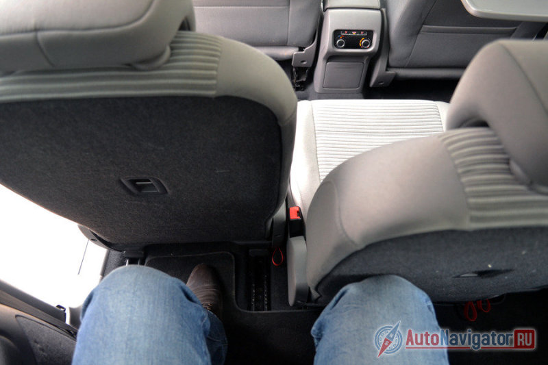 Вид с третьего ряда сидений. Слева кресло среднего ряда отодвинуто до упора вперед, справа – до упора назад