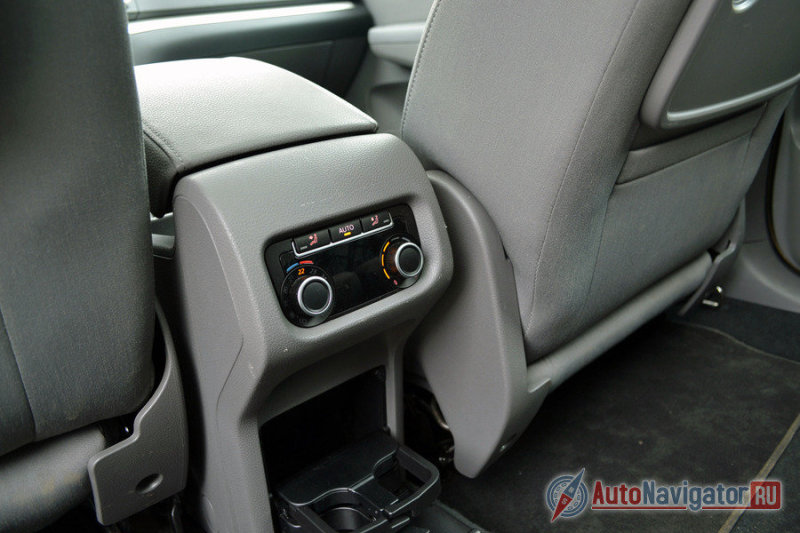 Сзади сидеть не менее удобно, чем спереди. Собственный климат, подстаканники, ручки на потолке, плафоны освещения. Единственное, чего не хватает – подлокотник. Вместо него отдельное третье сиденье посередине