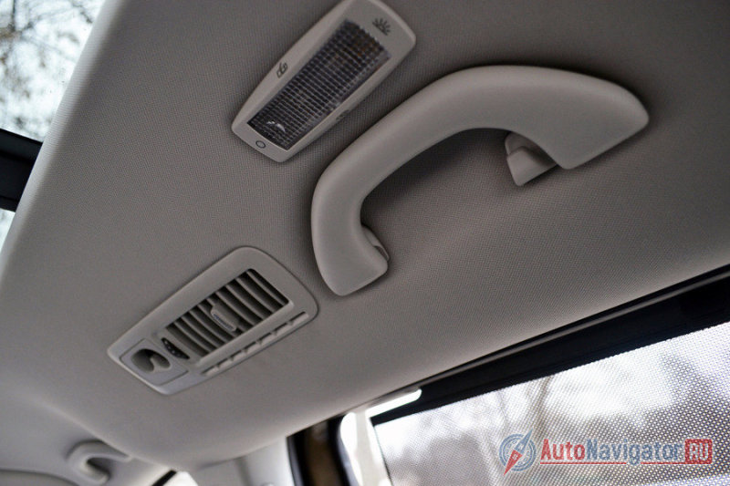 Точно такие же ручки, плафоны, крючки и дефлекторы есть у пассажиров третьего ряда