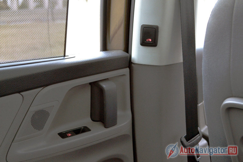 Боковые двери сдвижные с электроприводом. Открыть/закрыть их можно как кнопкой на средней стойке, так и дернув в нужную сторону ручку на двери. У водителя есть кнопки на центральной консоли и ключе