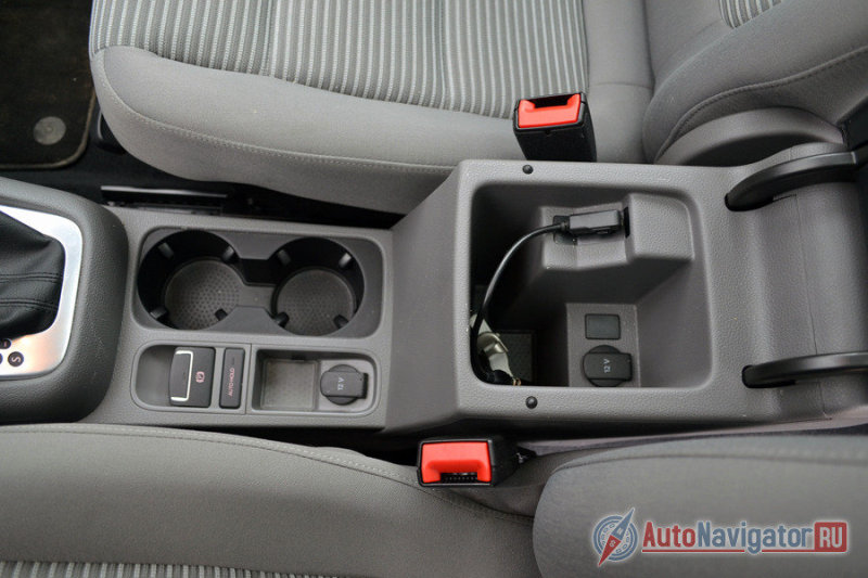 Вместительный внешне бокс под подлокотником на деле оказался совсем крохотный. Туда можно положить телефон, ipod или еще какую-то мелочь, но вот поставить бутылку или засунуть какую-то игрушку для ребенка вряд ли удастся