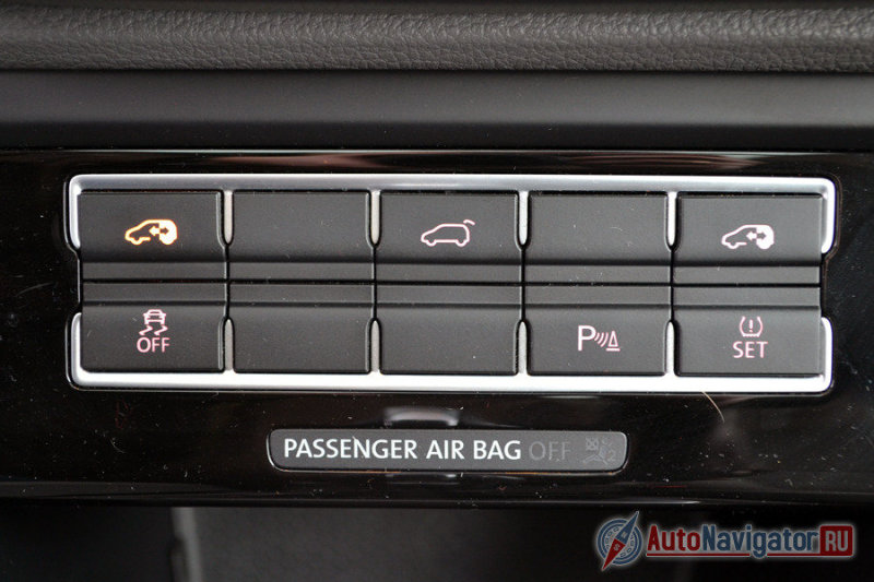 Сверху расположены кнопки управления электроприводами боковых и багажной дверей, снизу – кнопка отключения системы стабилизации, парктроников и клавиша проверки давления в шинах