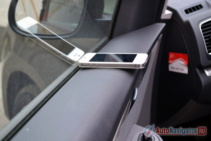 Широченный подоконник передних дверей очень удобен в дальней дороге, например. А сам он устроен так, что, высовывая локоть из окна даже грязной машины, рубашка останется чистой