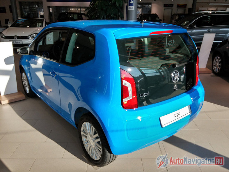 С 3,54 м в длину и 1,64 м в ширину, трехдверный up!– один из самых маленьких четырехместных автомобилей