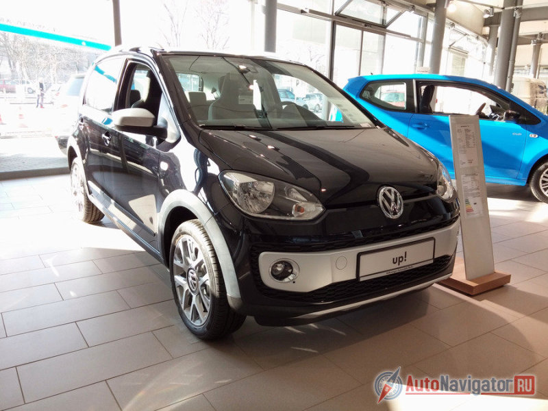 Среди отличительных черт cross up! – серебристые рейлинги на крыше, корпуса наружных зеркал цвета «light silver metallic», а также бамперы с элементами серебристого цвета