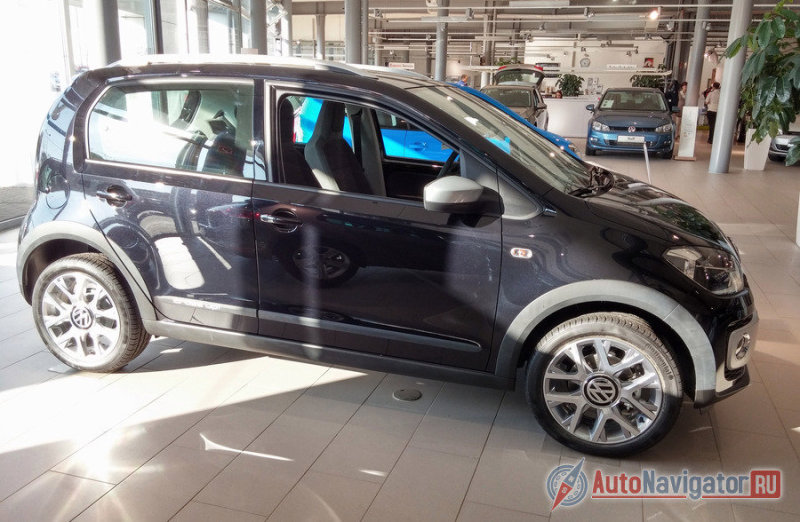 Черные накладки на колёсных арках и порогах, а также защитные молдинги по всей длине дверей с эмблемой «cross up!», придают автомобилю спортивный облик