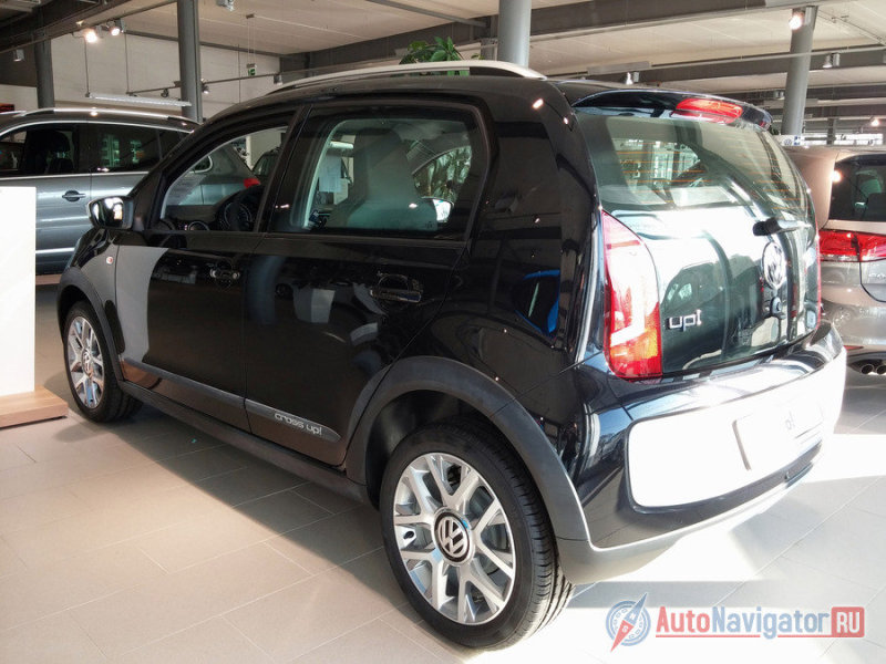 Динамичный облик модели дополняют увеличенный дорожный просвет и 16-дюймовые полированные легкосплавные диски с шинами 185/50