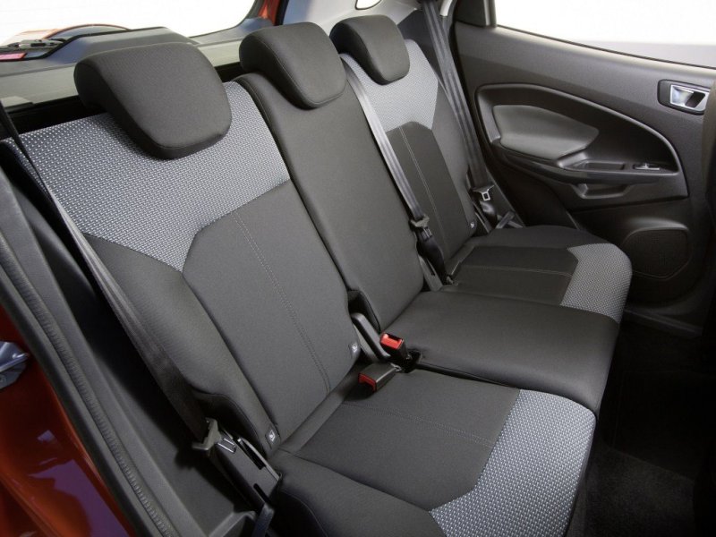 Во 2-м ряду комфортно вдвоем, но троим взрослым тесновато в плечах