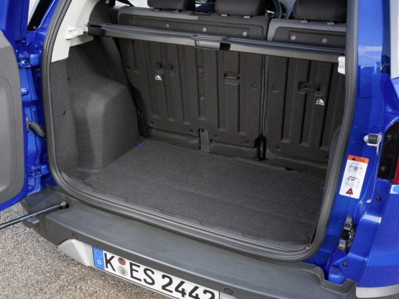 При полной посадке по местам багажник невелик. А дверь с боковой навеской неудобна при погрузке-выгрузке поклажи