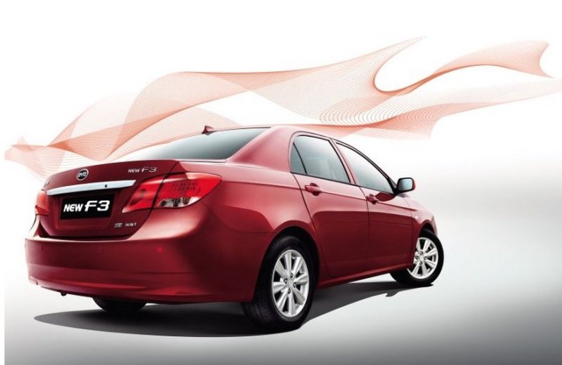 Корма демонстрирует новые фонари, бампер, а так же крышку багажника