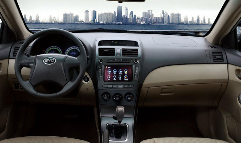 В топовом оснащении машина обрадует мультимедийной системой и камерой заднего вида