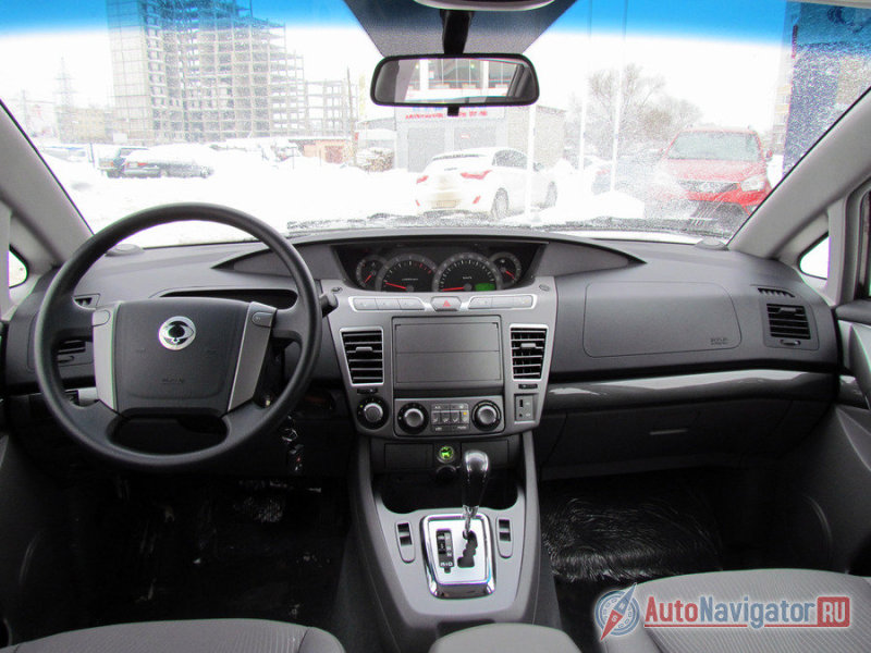 За рулем располагаешься высоко. Эргономика не позволяет сесть на сто процентов удобно. Большой рост вызывает желание опустить ремень безопасности ниже. Кресло тоже хочется приспустить. А еще приборы… Они стоят посреди и направлены на зрителей сзади. Других неудобств нет, даже несмотря на регулировку рулевой колонки только в одной плоскости. Материалы отделки скромные, но скомпонованы аккуратно. В базовой комплектации салон выглядит бедновато