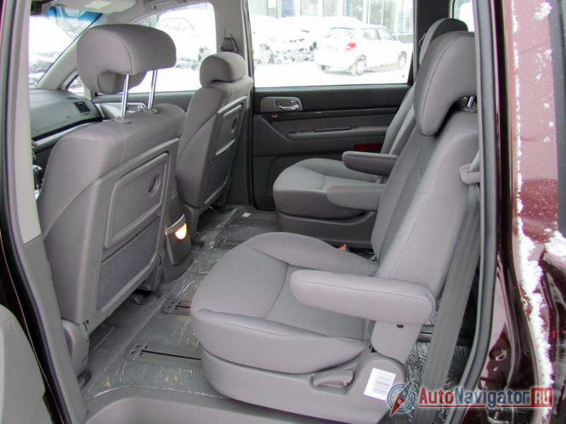 На нашем рынке салон сконфигурирован на семь мест. Размах соответствующий. Два кресла на линии номер один, еще два – на втором ряду и диван для троих человек сзади. При желании можно работать маршруткой и ходить по салону, благо первые два ряда наделены широким проходом