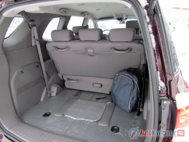 Обычная проблема семиместных машин – место для багажа семерых. Везешь людей – некуда положить чемоданы. Погрузишь груз – некуда посадить пассажиров. В «Ставике» это проблема не стоит остро. По умолчанию багажник нормальный по площади и огромный в высоту, но при необходимости прямо оттуда можно, как минимум сдвинуть вперед диван третьего ряда. Это же можно сделать и из салона.  Уже тогда грузовая площадка становится большой, а если уж деинсталлировать этот диван… 