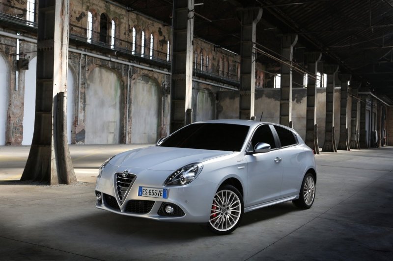 Для переднеприводной Alfa Romeo Giulietta 2014 предлагается 1.4-литровый турбомотор мощностью 170 л.с. и 6-ступенчатая коробка передач Alfa TCT
