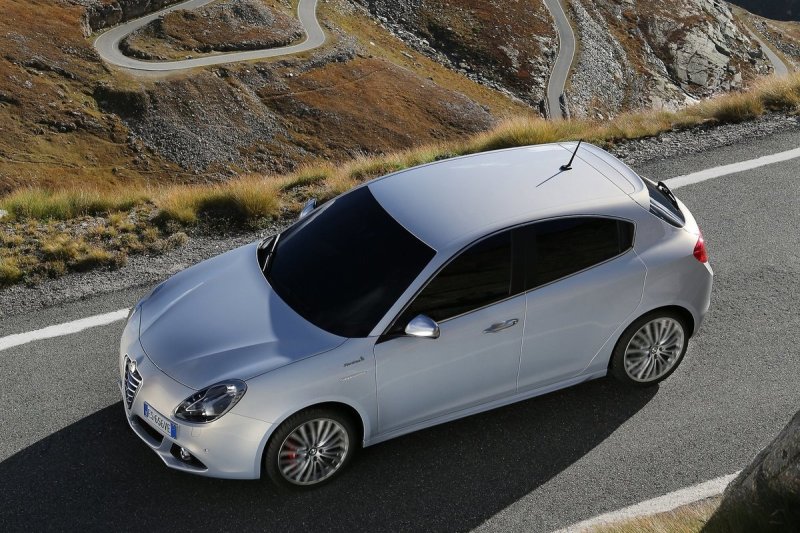 Интересно, что форма остекления делает 5-дверный хэтчбек похожим на динамичное купе