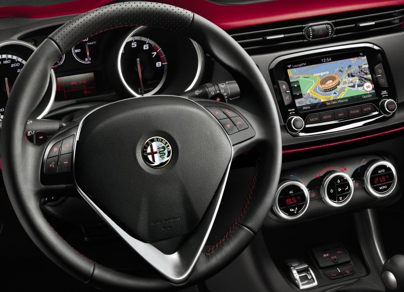 Среди нововведений  Giulietta New стоит отметить отсек для хранения слева от рулевого колеса, верхний перчаточный ящик на передней панели и USB-порт, расположенный теперь рядом с селектором динамических режимом DNA