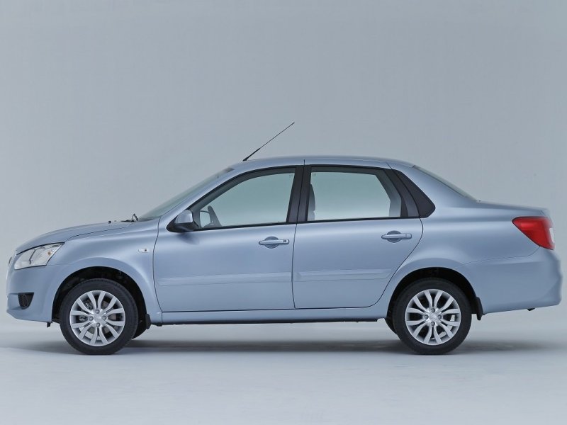 В профиль on-DO очень сильно напоминает «Гранту», отличия кроются в слегка иной проработке задней стойки крыши, иных молдингах на дверях, а также в оригинальном дизайне колесных дисков и в кое-каких навесных деталях. Плюс задний свес у «японца» увеличен на 8 см