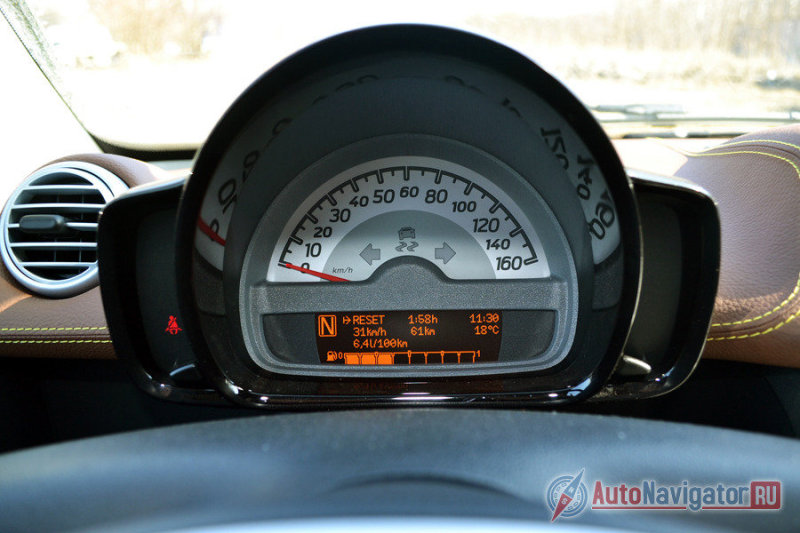 Мотоциклетный спидометр до безобразия прост, нечто подобное можно встретить на Оке и «Копейке». Но к информативности нет никаких претензий ни ночью, ни при ярком солнце