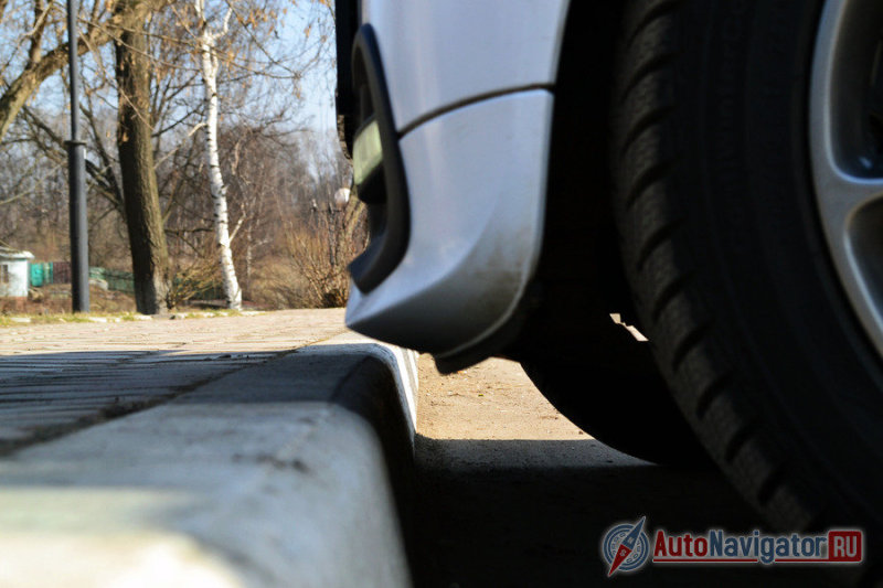 Клиренс около 13 см. Если хотите оставить бампер целым и без царапин, следует быть повнимательней