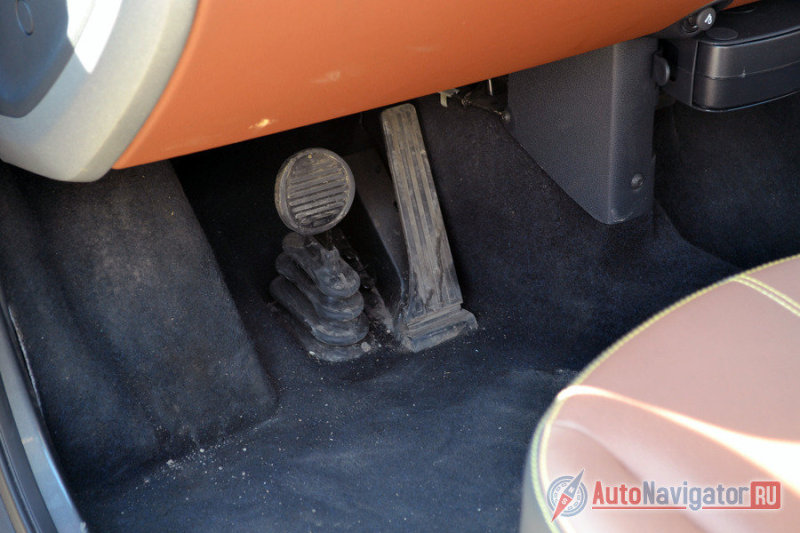 Напольная педаль газа – удобна, а вот напольный тормоз, да еще и с такой гармошкой – идея не слишком удачная. Приходится отрывать пятку от пола. Хотя привыкнуть все равно можно. У водителя педали находятся как бы в углублении, а вот у пассажира пол на том же уровне, что площадка для отдыха левой ноги у водителя