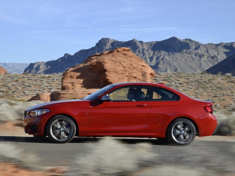 По сравнению с предшественником в профиль BMW 2 серии выглядит динамичнее