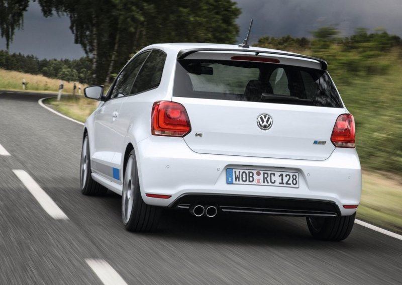 Volkswagen Polo R WRC оборудован спортивной ходовой частью, мощной тормозной системой, 2-литровым турбированным силовым агрегатом мощностью 220 л.с. и 6-ступенчатой МКПП