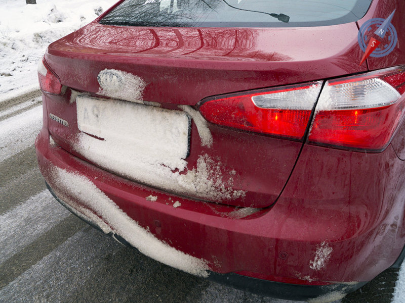 А вот задний номер и часть бампера исчезли под слоем дорожной жижи и снега