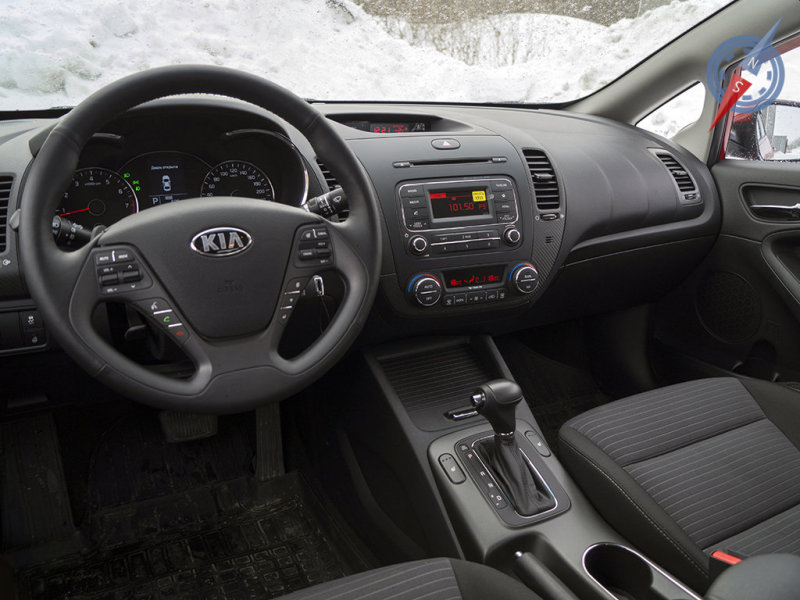 Интерьер Cerato спокойный и умиротворенный. Только зачем тут вставки «под карбон» мы так и не поняли 