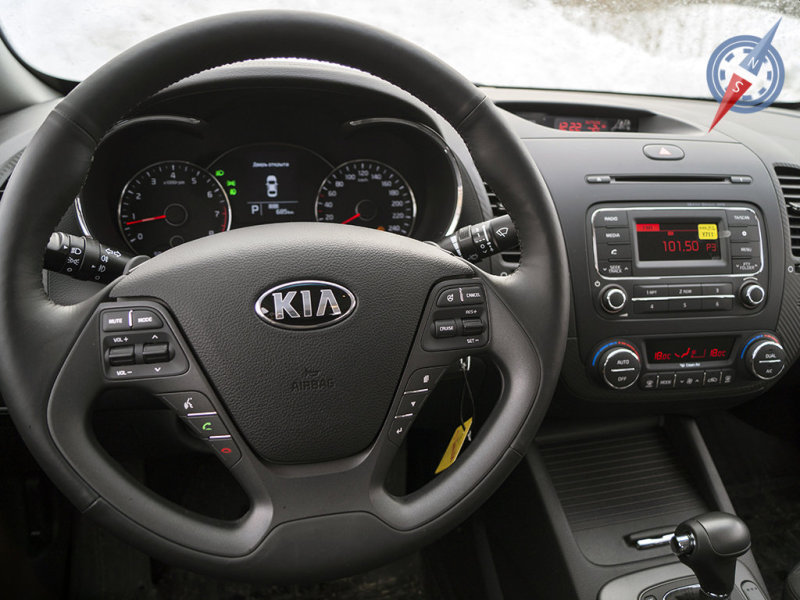 Рулевое колесо, доставшееся седану от Kia Ceed, вписалось в общую картину как родное